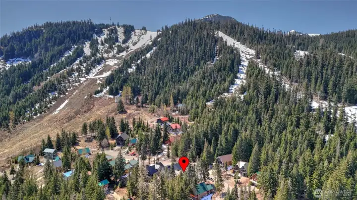 Located in Hyak Estate's "Street of Dreams". Awesome ski in/ski out location and situated on a cul-de-sac.