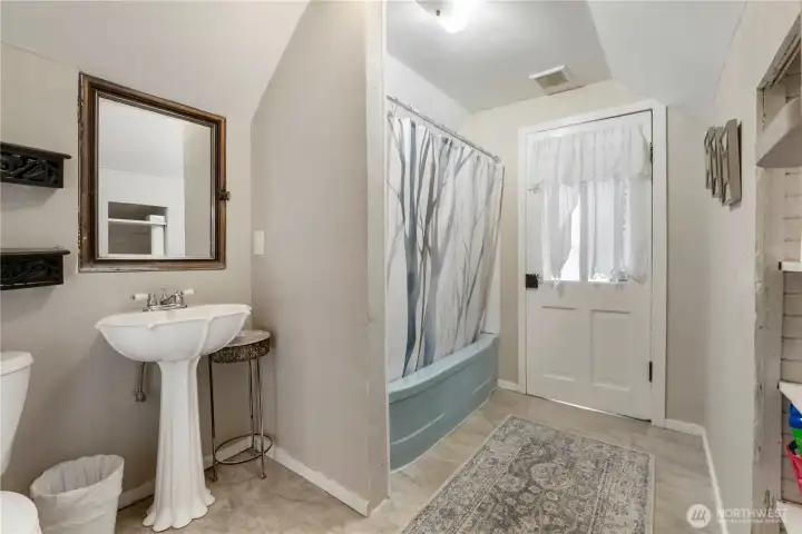 Upper level full bath