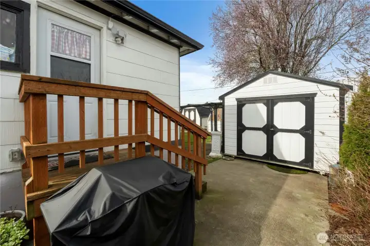 Detached outbuilding with power.