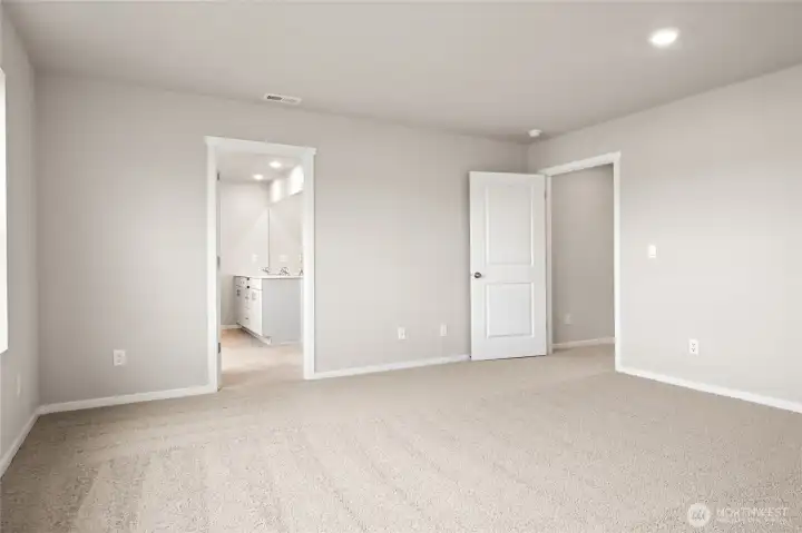 Spacious primary bedroom featuring en-suite bathroom. Photos are representative only and may display different color packages and/or upgrades.