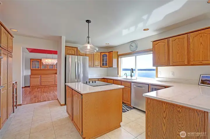 Custom Quartz Kitchen w/ Excellent Flow~