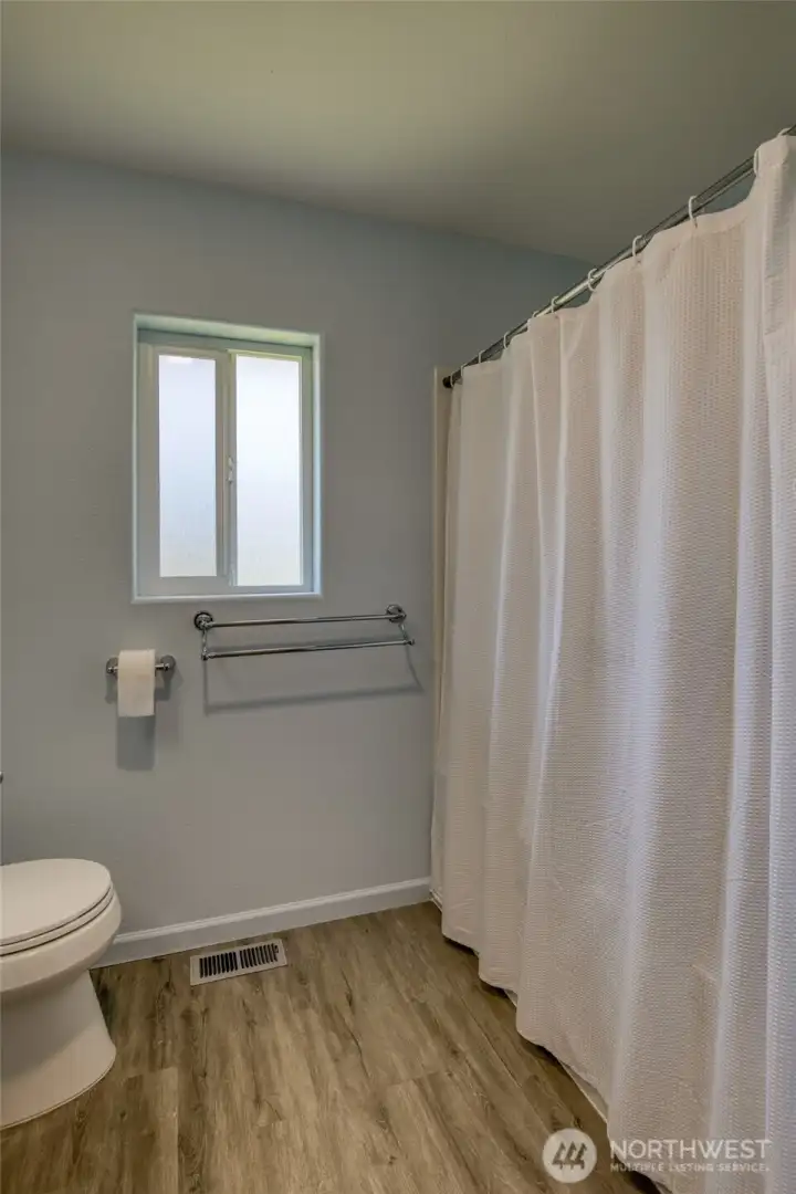 Full bathroom off of primary