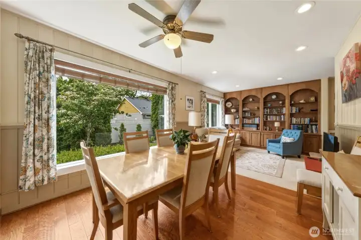 Dining room and sitting area. Great for entertianing.