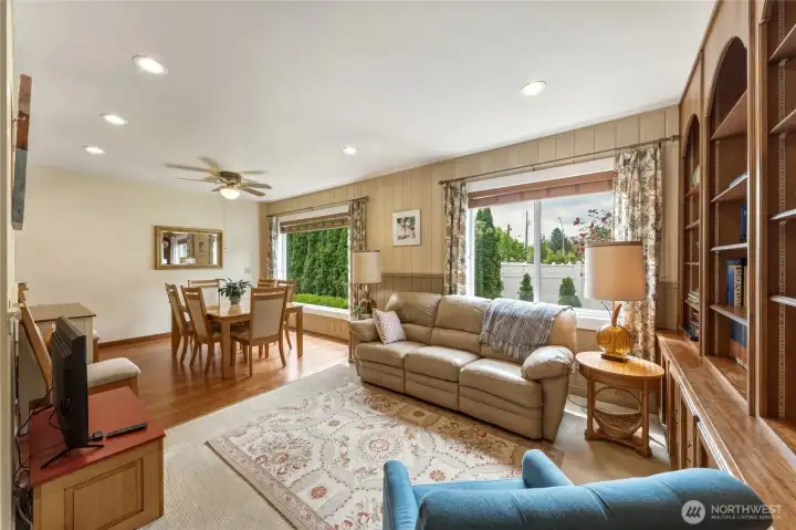 Sitting area adjoined to dining rm.