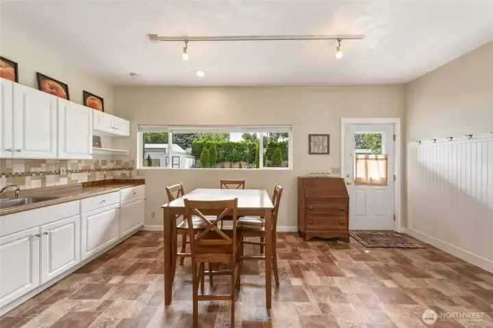 Large kitchen with eat in kitchen