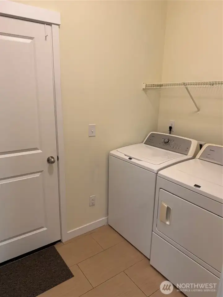 LAUNDRY / MUD ROOM---- Garage door LAUNDRY / MUD ROOM---- Garage door