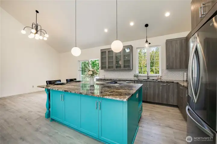 Large island w/ granite countertops Large island w/ granite countertops