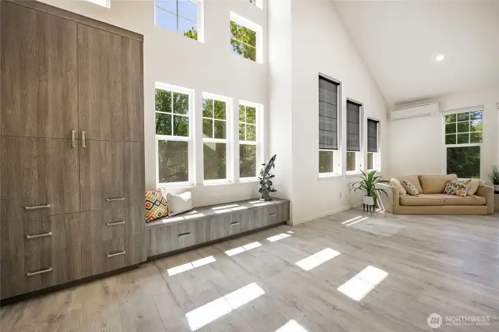 Expansive cupboard space and reading nook w/ lots of light Expansive cupboard space and reading nook w/ lots of light