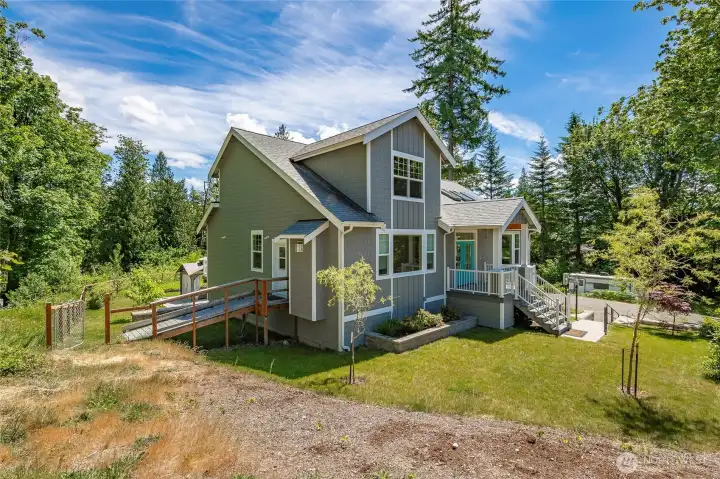 Side entrance w/ Ramp into Bonus family room Side entrance w/ Ramp into Bonus family room