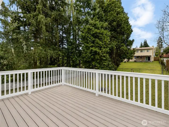 Large Trex deck off kitchen/dining area!