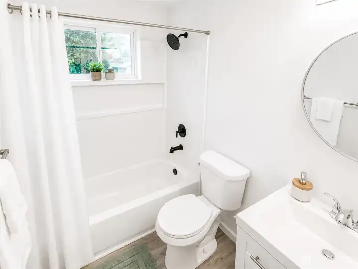 Updated Upstairs Bathroom w/new surround!