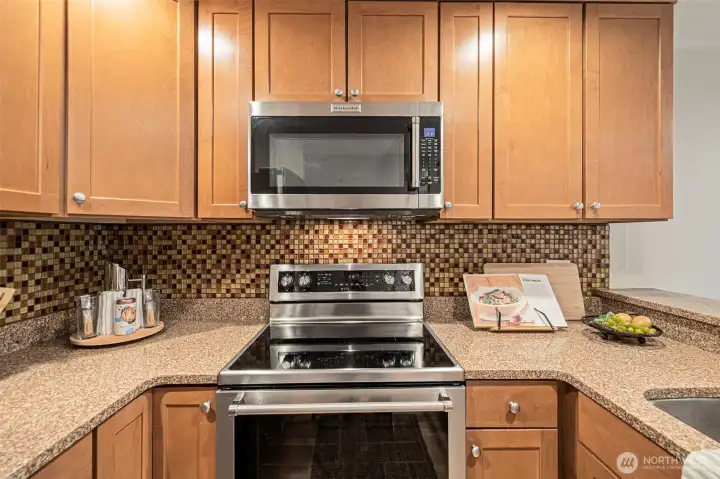 Perfect sized kitchen with plenty of storage & stainless steel appliances Perfect sized kitchen with plenty of storage & stainless steel appliances