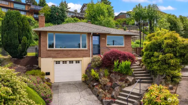 Stylish Mid century home in a sought-after neighborhood!