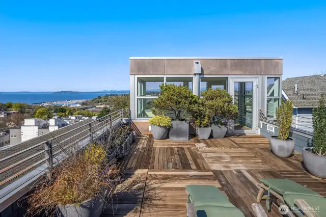 -From Seafair excitement to winter’s misty calm, the views from this home tranfix year-round