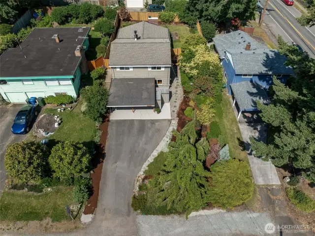 Beautiful landscaping surround you here giving you so much privacy, yet you're a quick jaunt to Seatac, the hospital and medical care, shopping, great restaurants, major freeways and the downtown Seattle area.