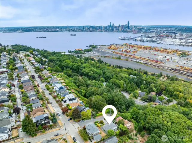 The north end of West Seattle location makes commuting to downtown quick and easy.