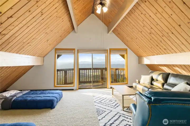 Upstairs loft space with another balcony with views of the Stuarts!