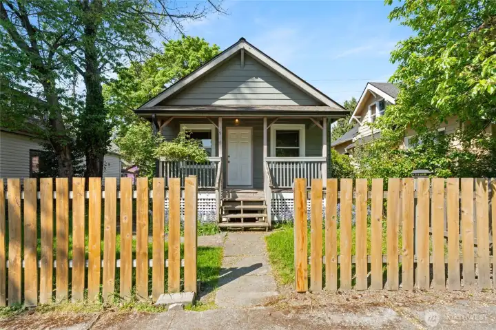 Cute Craftsman ready for your vision!
