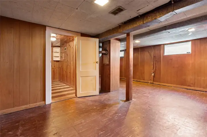 Large rec-room in fully finsished basement.