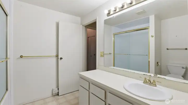 Full bathroom 2nd floor Full bathroom 2nd floor