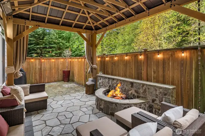 Private back patio with gas fire pit and hookup for gas bbq.
