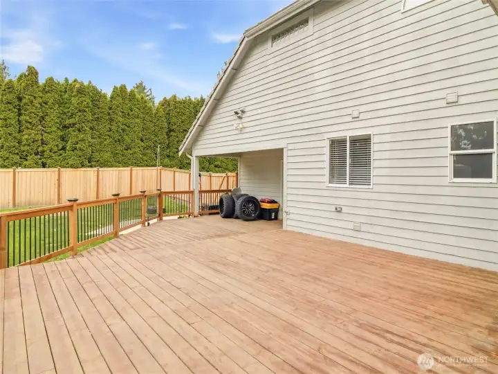 Large cedar back deck, fully fenced in deck.