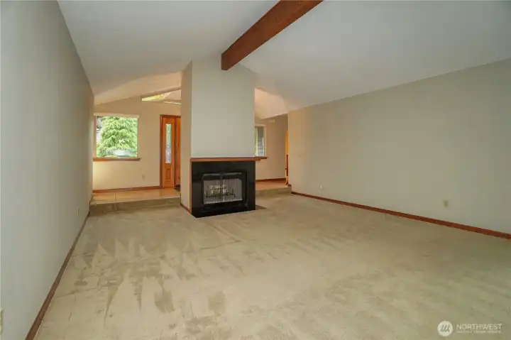 Livingroom with fireplace Main entrance in the background