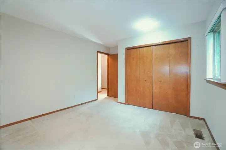 Bed 2 door & Closet