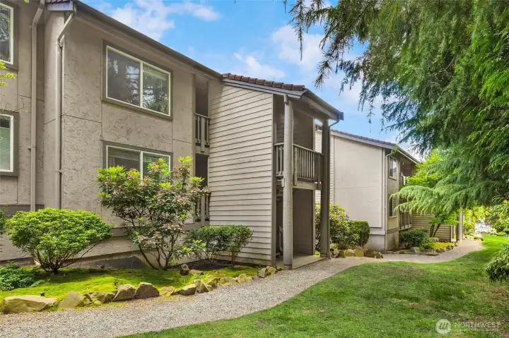 Well run building with no rental cap! Close to Totem Lake & easy to commute via transit or 405!