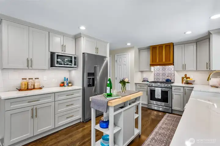 Cabinets have soft close doors and drawers
