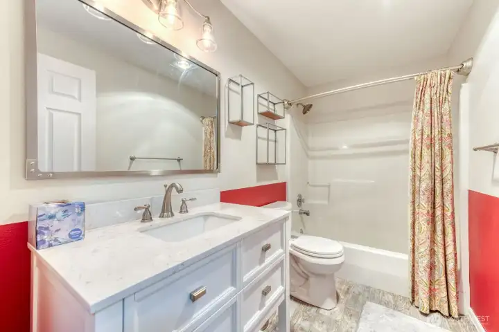 Upper Floor Bath