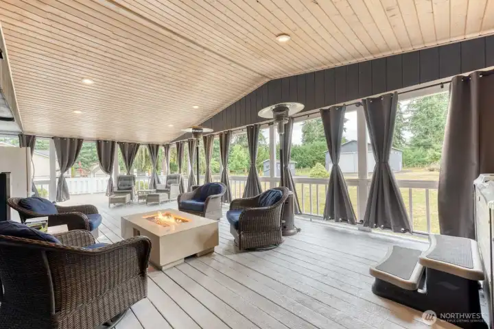 Great Entertaining Deck for all Seasons!