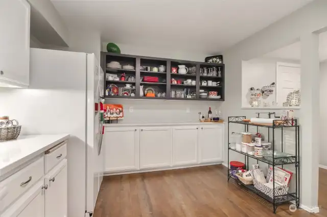 Spacious kitchen with plenty of space cooks!