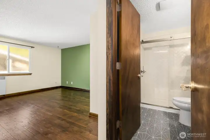 Primary bedroom w/ ensuite bathroom
