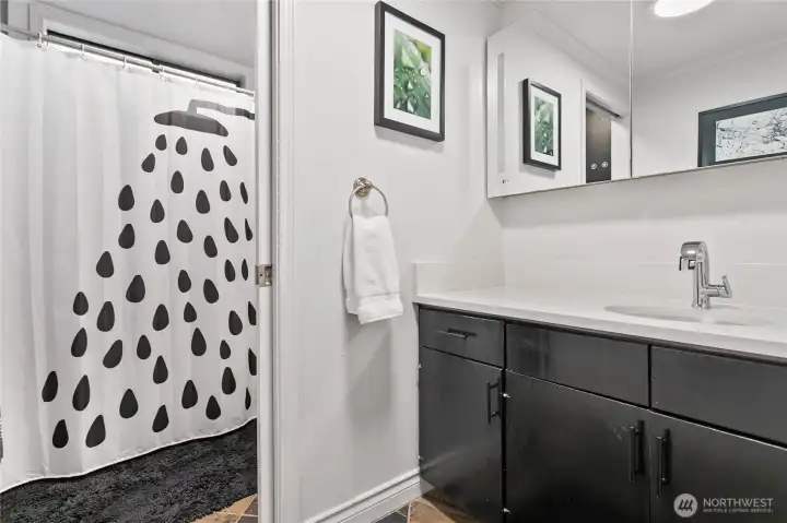 en suite bath off main bedroom