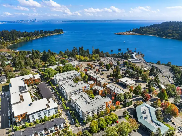 Enjoy Harbor Square’s sought-after in-town setting just moments from shops, dining, galleries, and the ferry.