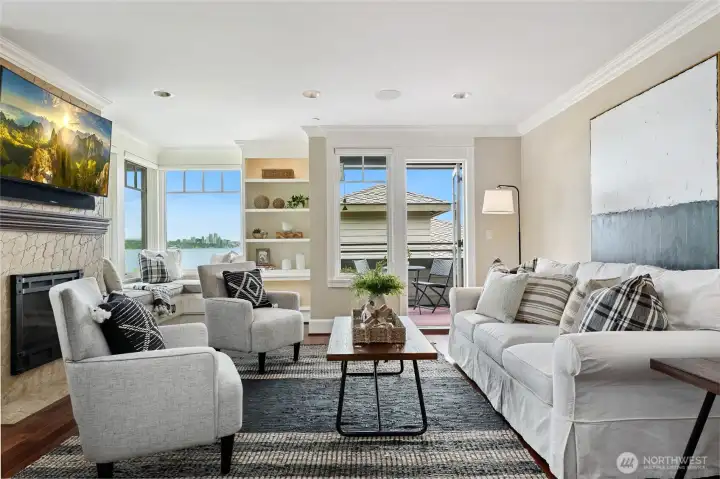 Beautiful views from all main rooms! So private. Gas fireplace, cozy window seat and incredible built-ins. Watch the twinkling City of Bellevue lights, activity on the lake and the snow-capped Cascade mountains.