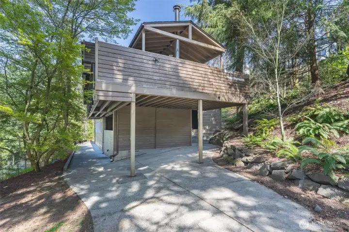 Overview of the extra patio and the other decks