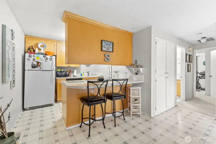 14211 kitchen/dining room