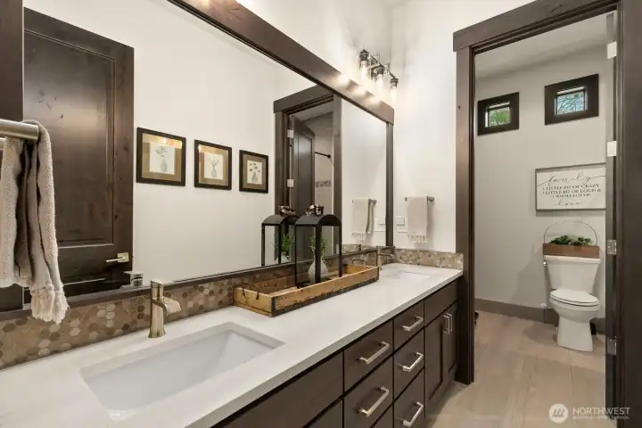 Hall bathroom with full tub/shower combo