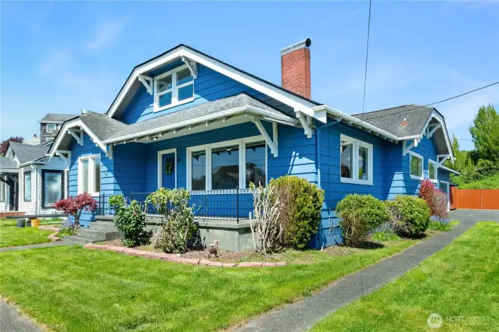 Corner lot, parking in garage and off street