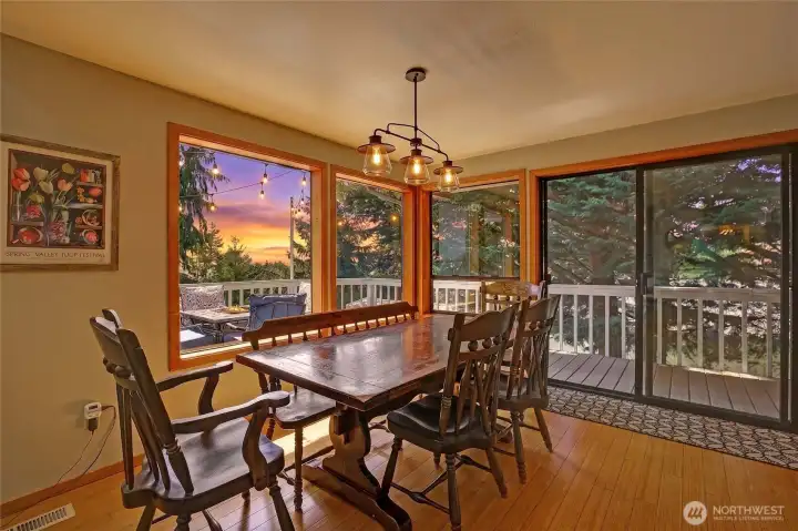 Private Serene Setting w/ Peekaboo West Views~