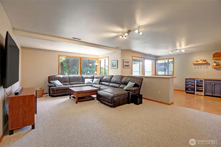 Lower Bonus/Rec Room for Parties~