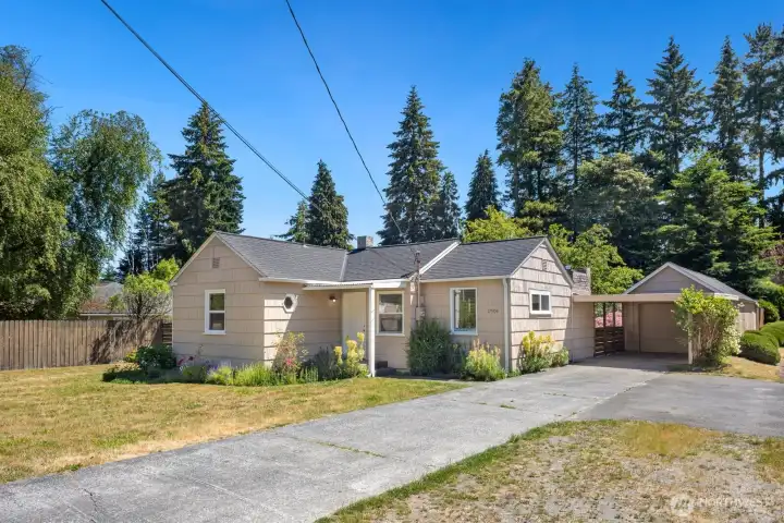 Long drive way and additional parking pad offer lots of options for boat, RV and truck parking.