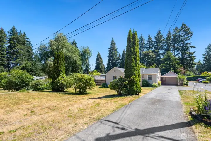 Home is set well-back from the road for maximum privacy and quiet.  You have a peaceful, rural feeling on an quiet, low-traffic, flat, easily walkable road, just minutes from the light rail and Safeway.