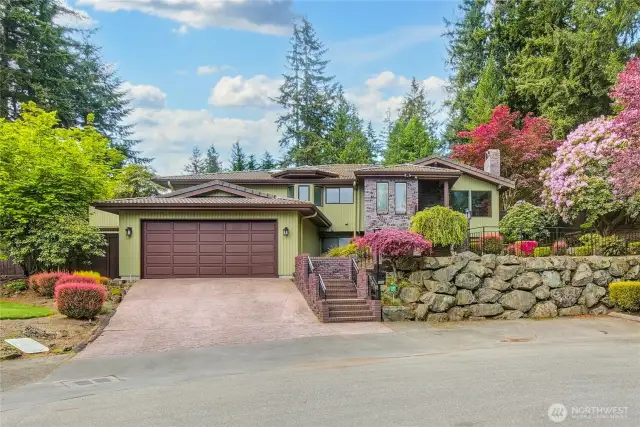 Meticulously Manicured Yard: Professionally landscaped with precision and care, showcasing natural beauty.