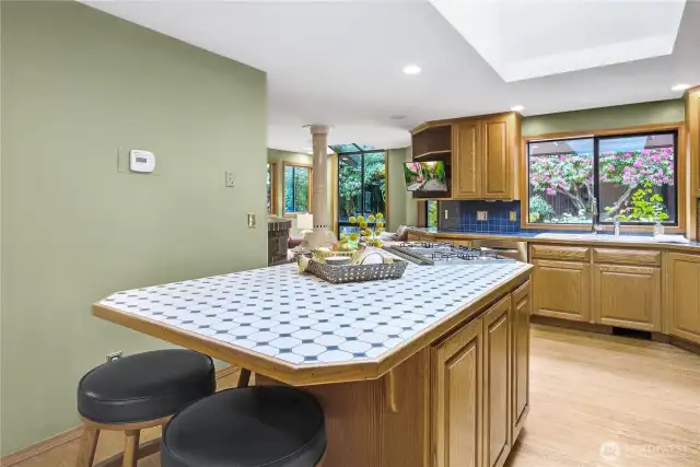 Versatile Eating Space: An island and bar area perfect for casual dining and socializing.