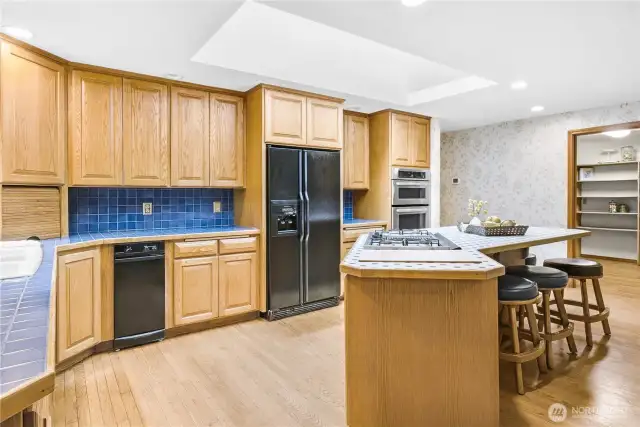Modern Appliances: Convenient microwave and oven combo for culinary convenience.