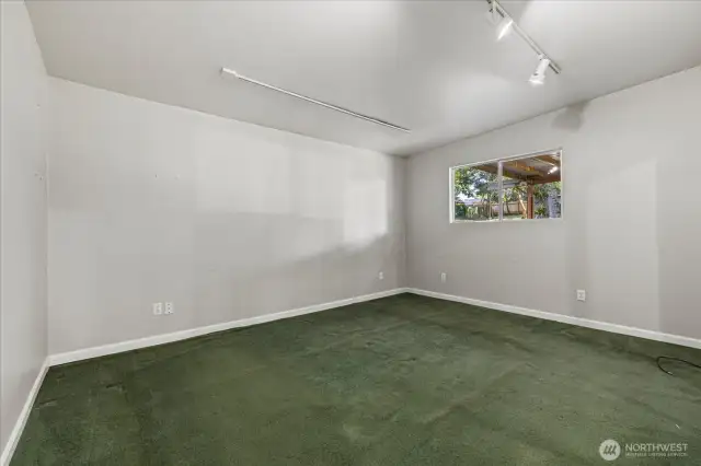This is a good size bedroom