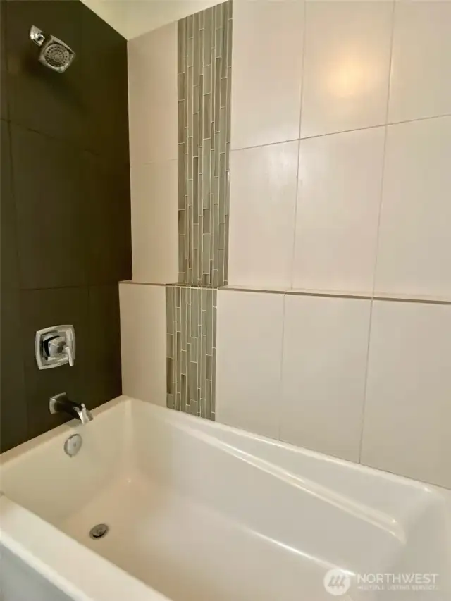 Tiled primary bath tub/shower!